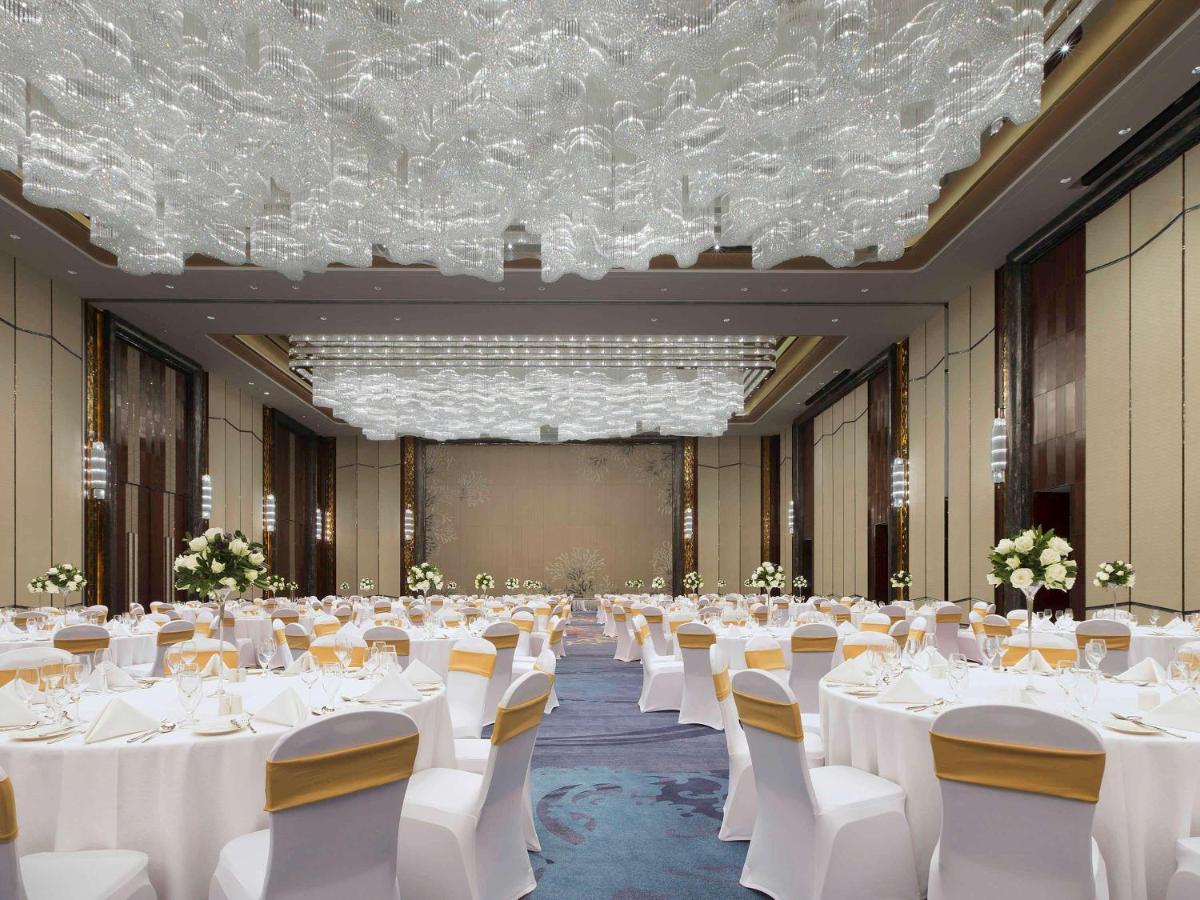 Pullman Yantai Center Hotell Exteriör bild