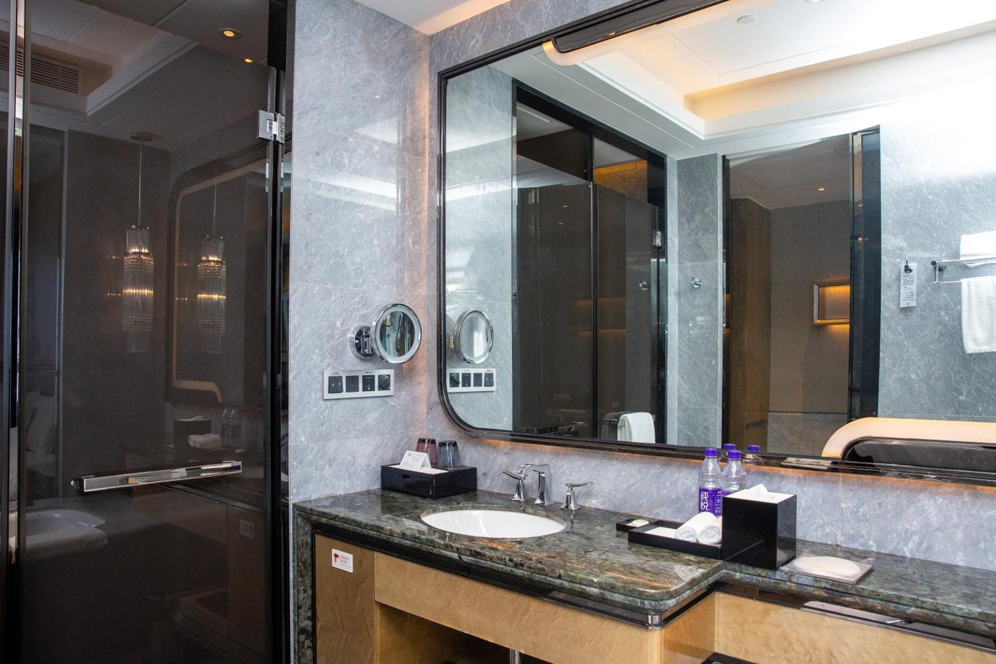 Pullman Yantai Center Hotell Exteriör bild