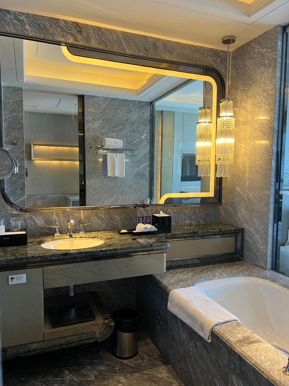 Pullman Yantai Center Hotell Exteriör bild