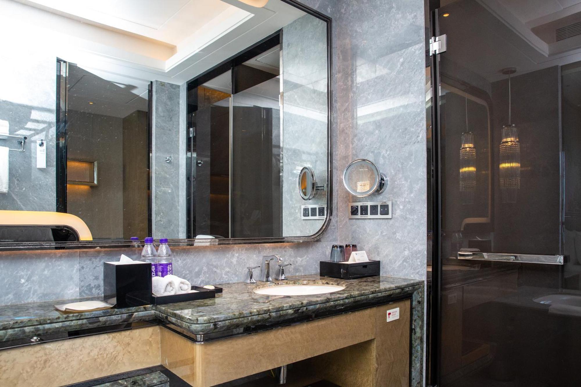 Pullman Yantai Center Hotell Exteriör bild