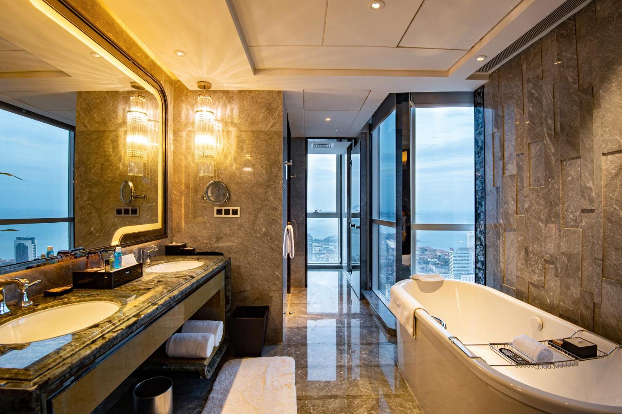 Pullman Yantai Center Hotell Exteriör bild